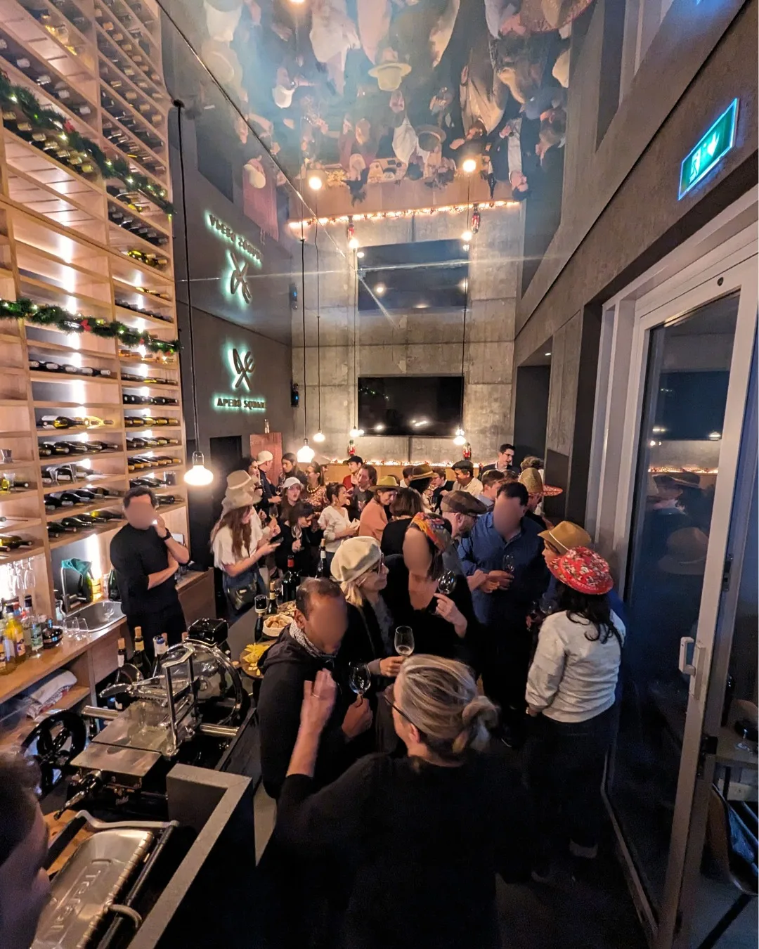 Vinothèque et ambiance chaleureuse au bar à vins Apéro Square, Paris