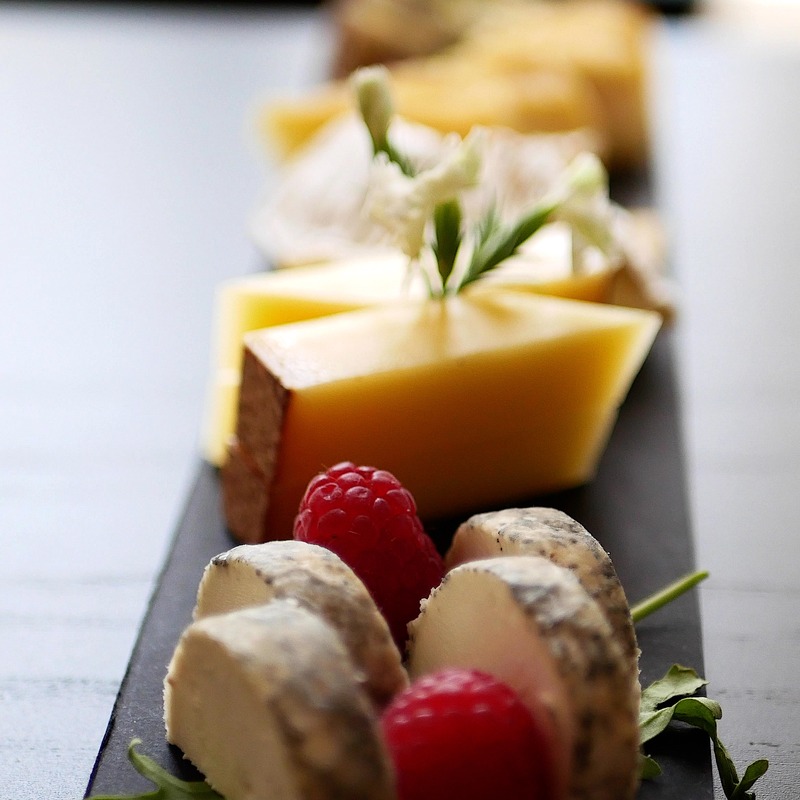 Planche de fromages affinés au bar à vins Apéro Square Paris Opéra