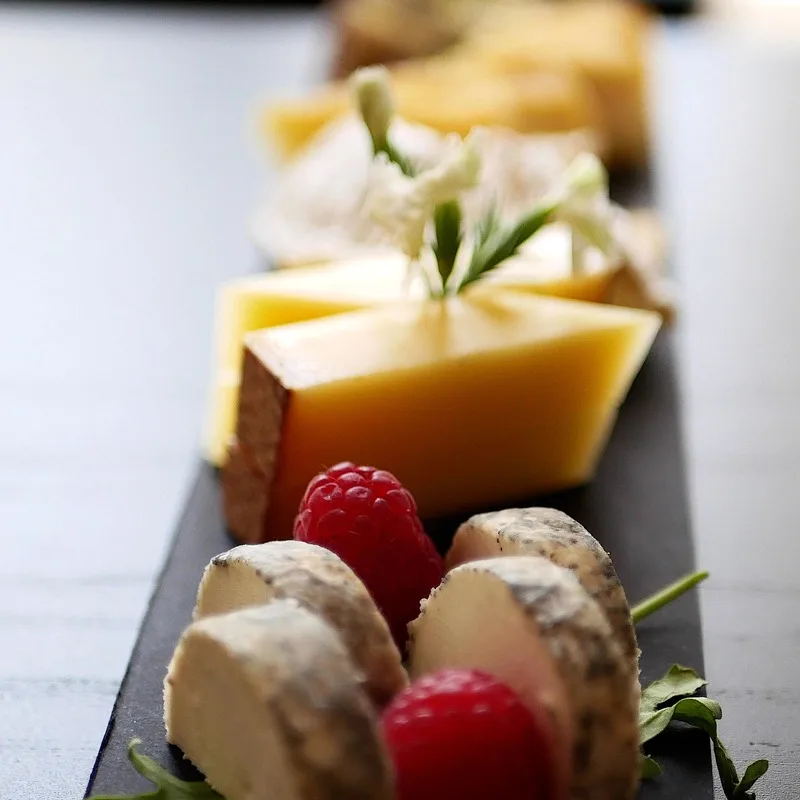 Planche de fromages affinés au bar à vins Apéro Square Paris Opéra