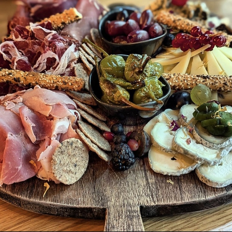 Planche de charcuterie et fromages affinés au bar à vins Apéro Square Paris - Grande planche Mixte